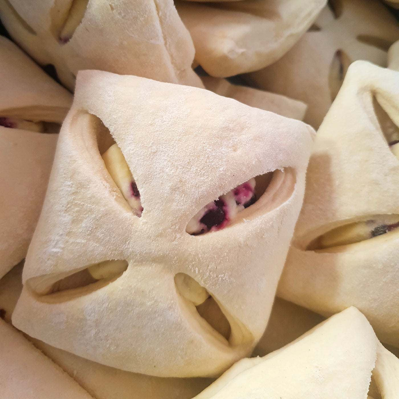 Творожные булочки с черной смородиной