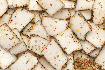 Сало с чёрным перцем, нарезанное кусочками