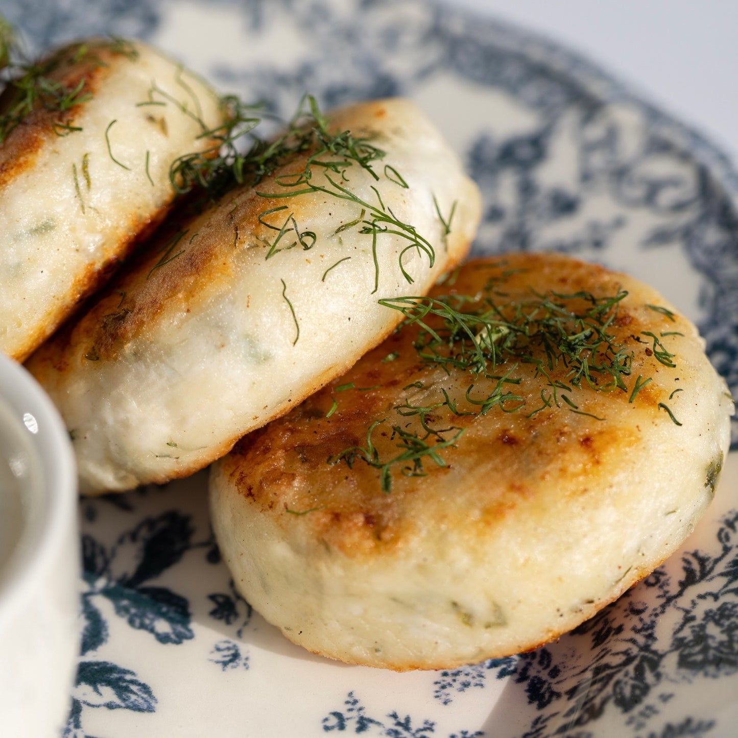 Quarkpuffer "Sirniki" mit Kräutern, gesalzen