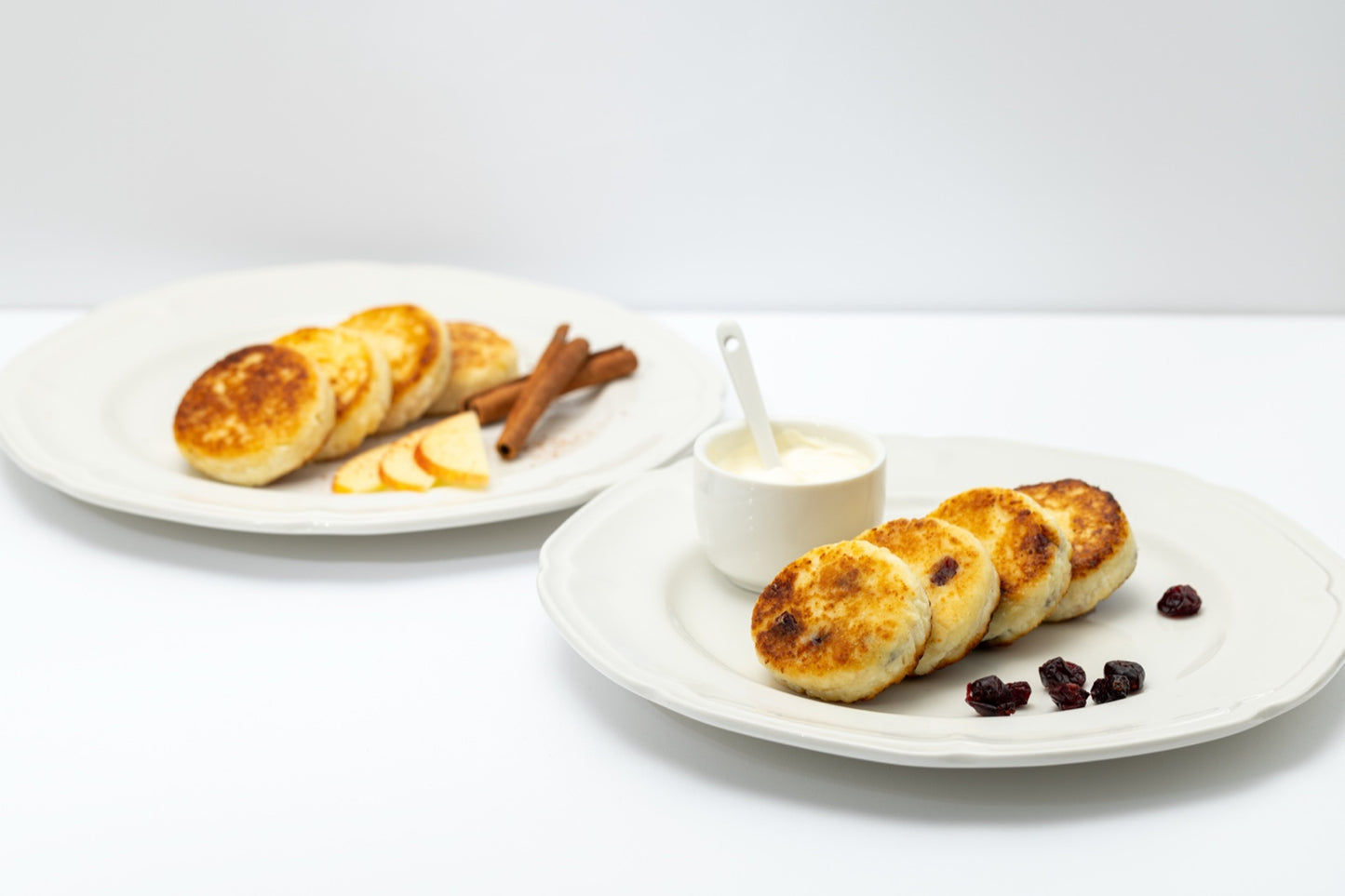 Quarkpuffer "Sirniki" mit Moosbeeren, handgemacht