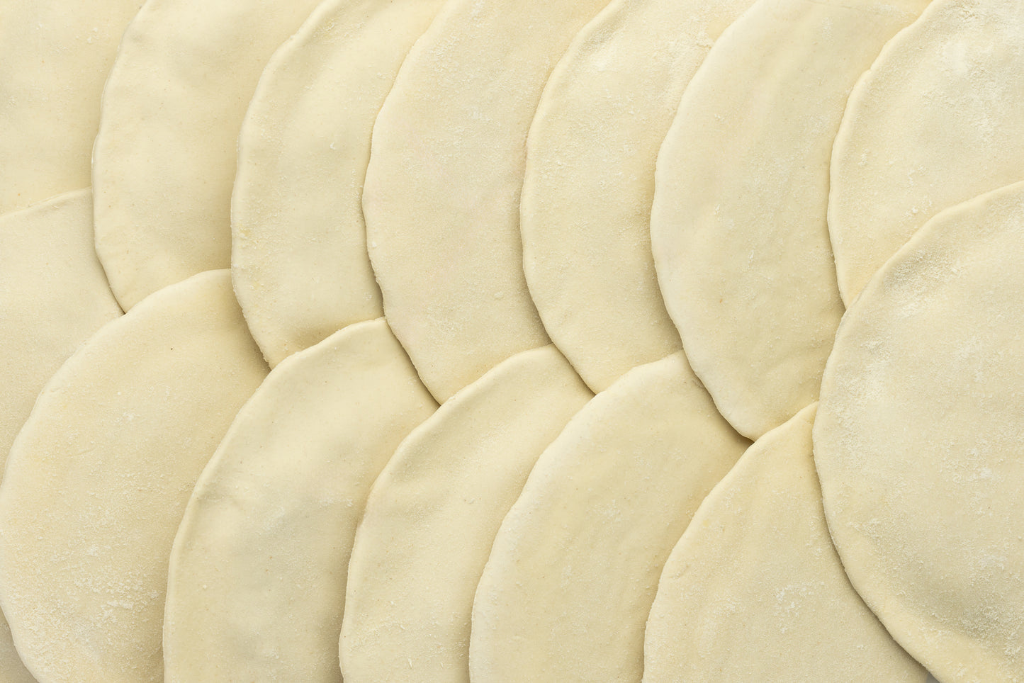 Tschebureki mit Schwein- und Rindfleisch, roh