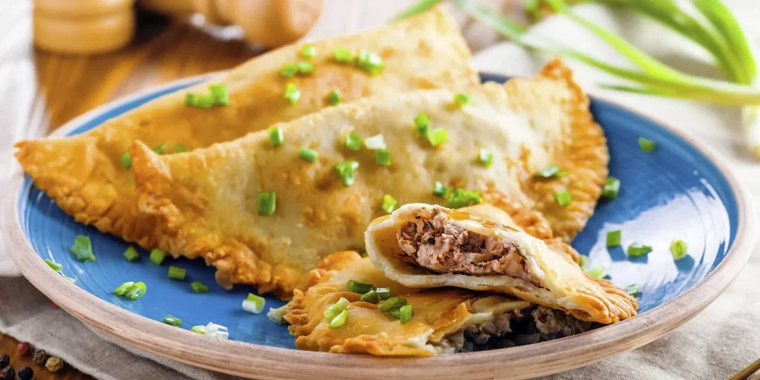 Knusprige goldbraune Tschebureki mit saftiger Fleischfüllung frisch gebraten