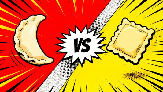 Ein direkter Vergleich der Teigtextur von Ravioli und Wareniki auf einer Schieferplatte.