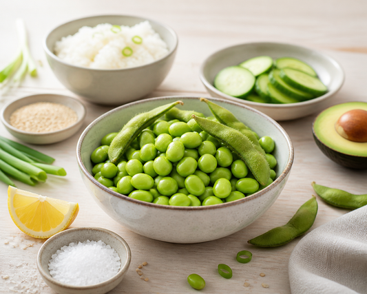 Servierte Edamame-Sojabohnenkerne in einer Schale als Snack, Bowl-Zutat und Beilage