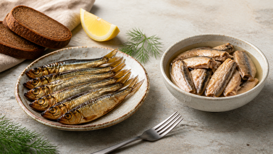 Geräucherte Sprotten und Fisch im eigenen Saft mit Brot, Zitrone und Dill