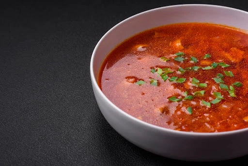 Schale von vegetarischem ukranischen borschtsch, serviert mit frischem Schnittlauch und zubereitet nach einem klassischen Borschtsch-Rezept