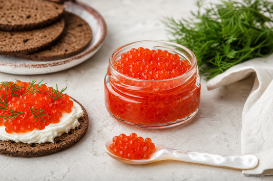 Lachskaviar mit Blini und Kräutern als Serviervorschlag