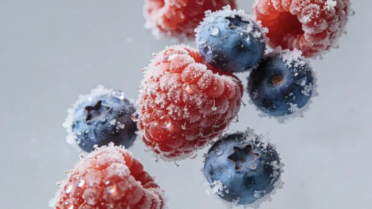 Schockgefrostete Beeren mit feinem Frost auf hellem Hintergrund.