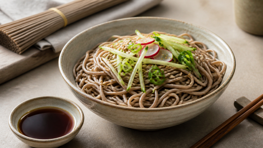 Soba-Nudeln mit Gemüse und Sauce als vielseitige Trockenwaren-Idee