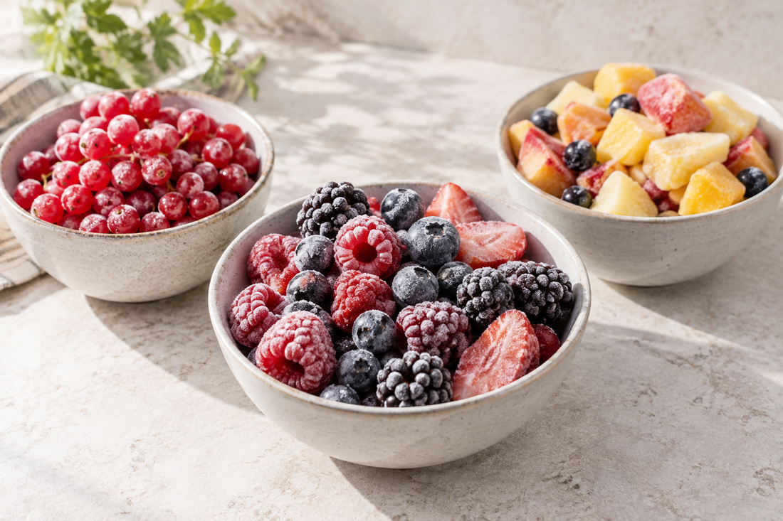 Tiefgekühlte rote Johannisbeeren, gemischte Beeren und Früchte in hellen Schalen