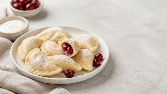 Wareniki mit Sauerkirschen, Beeren und saurer Sahne serviert