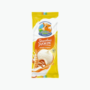 Plombir-Eis in Waffelhörnchen mit Karamellsoße