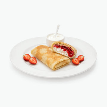 Blinis mit Quark und frischen Erdbeeren, handgemacht