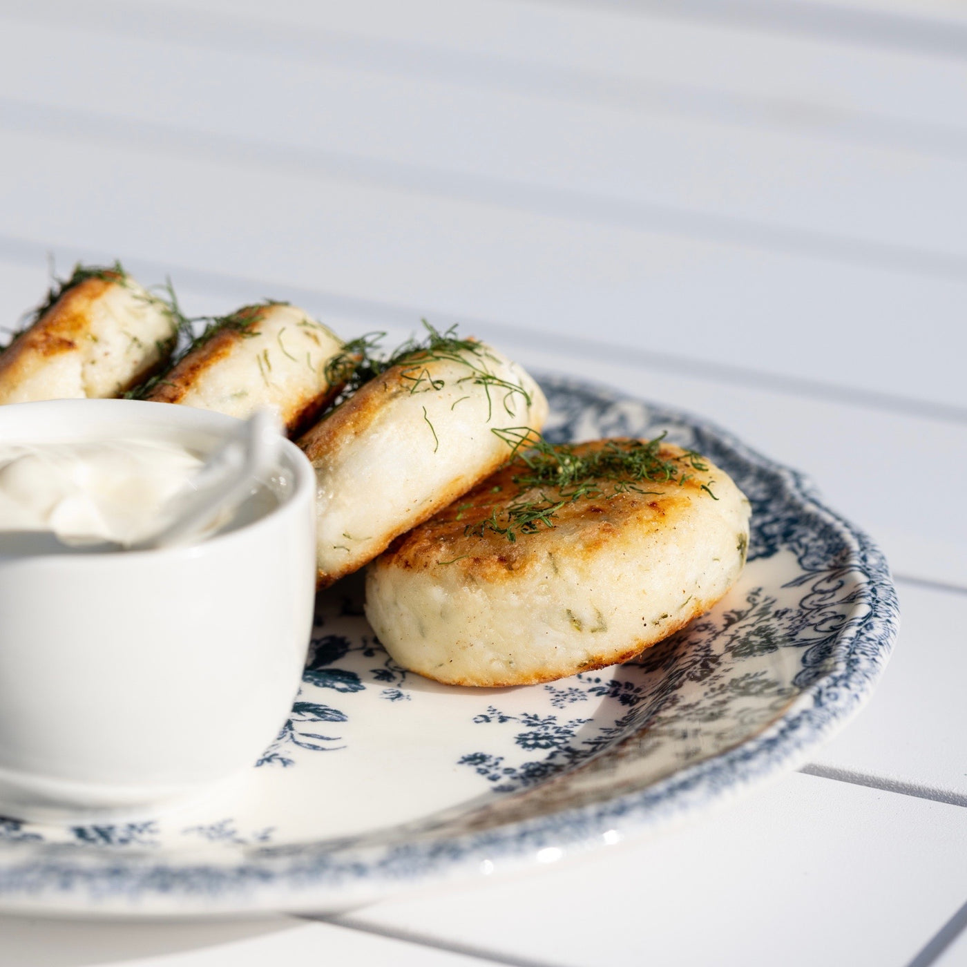 Quarkpuffer "Sirniki" mit Kräutern, gesalzen