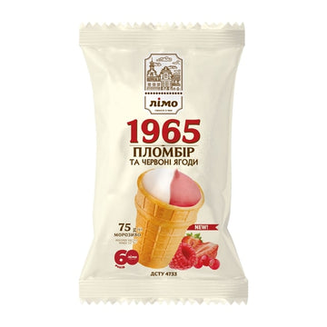 Limo Plombir-Eis mit roten Beeren im Waffelbecher