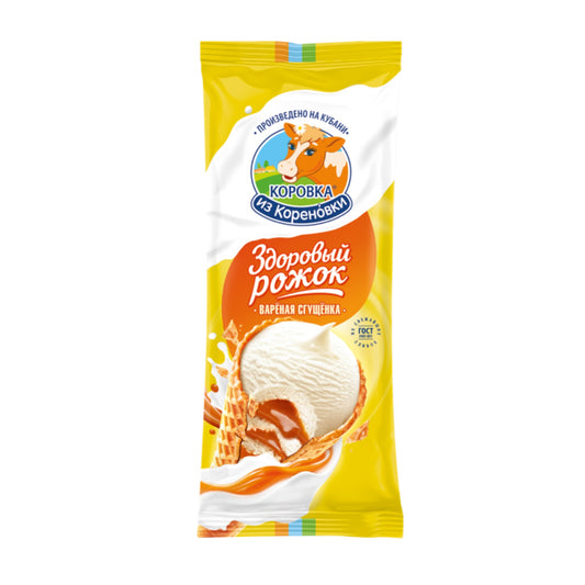 Plombir-Eis in Waffelhörnchen mit Karamellsoße