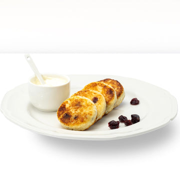 Quarkpuffer "Sirniki" mit Moosbeeren, handgemacht