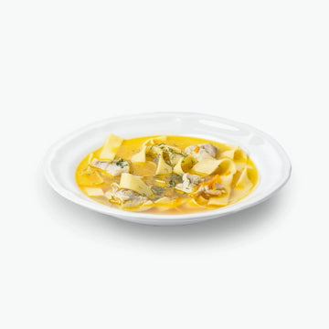 Hausgemachte Hühnersuppe mit Bandnudeln