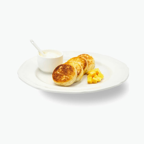 Quark fritters "Sirniki" with fresh mango pieces