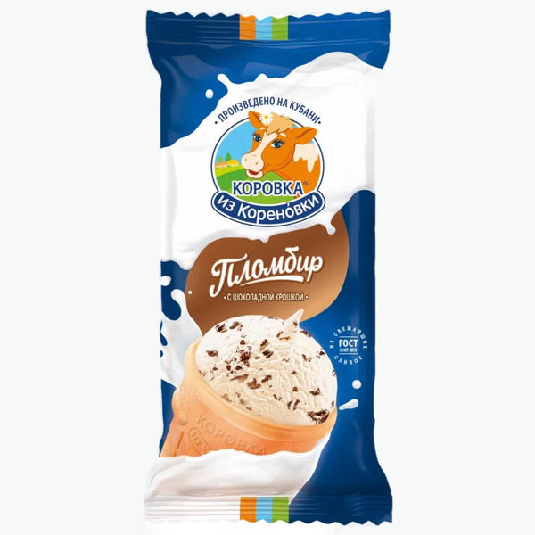 Vanille-Plombir-Eis mit Schokoladenstückchen im Waffelbecher